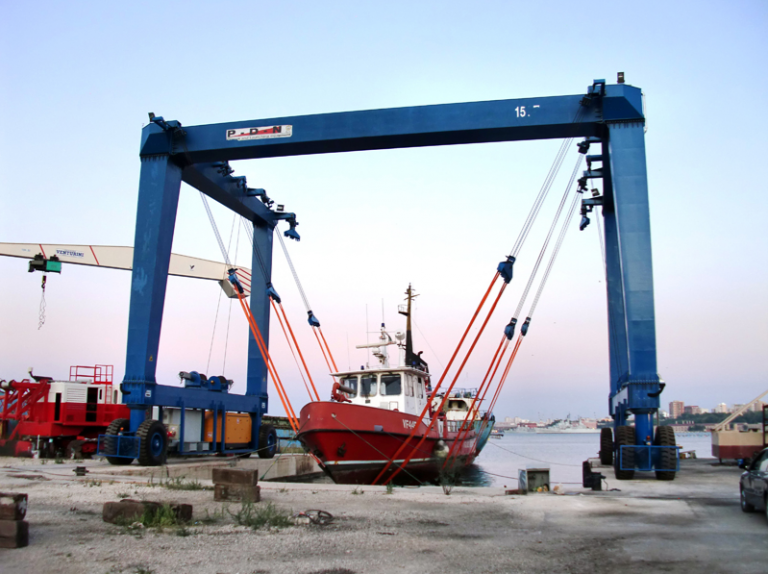 Diesel or Electric Mobile Boat Crane Global Port Equipment